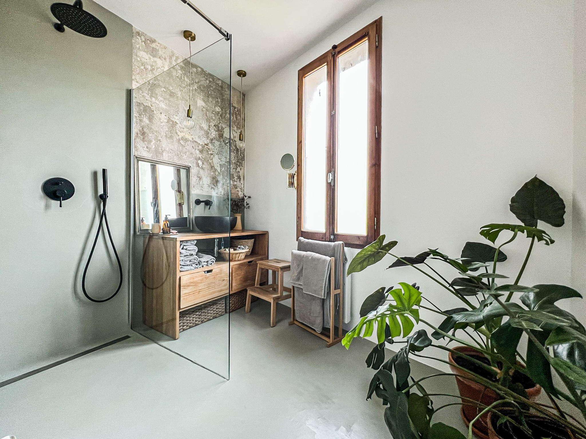 Exemple de salle de bain en béton ciré sur la Côte d’Azur